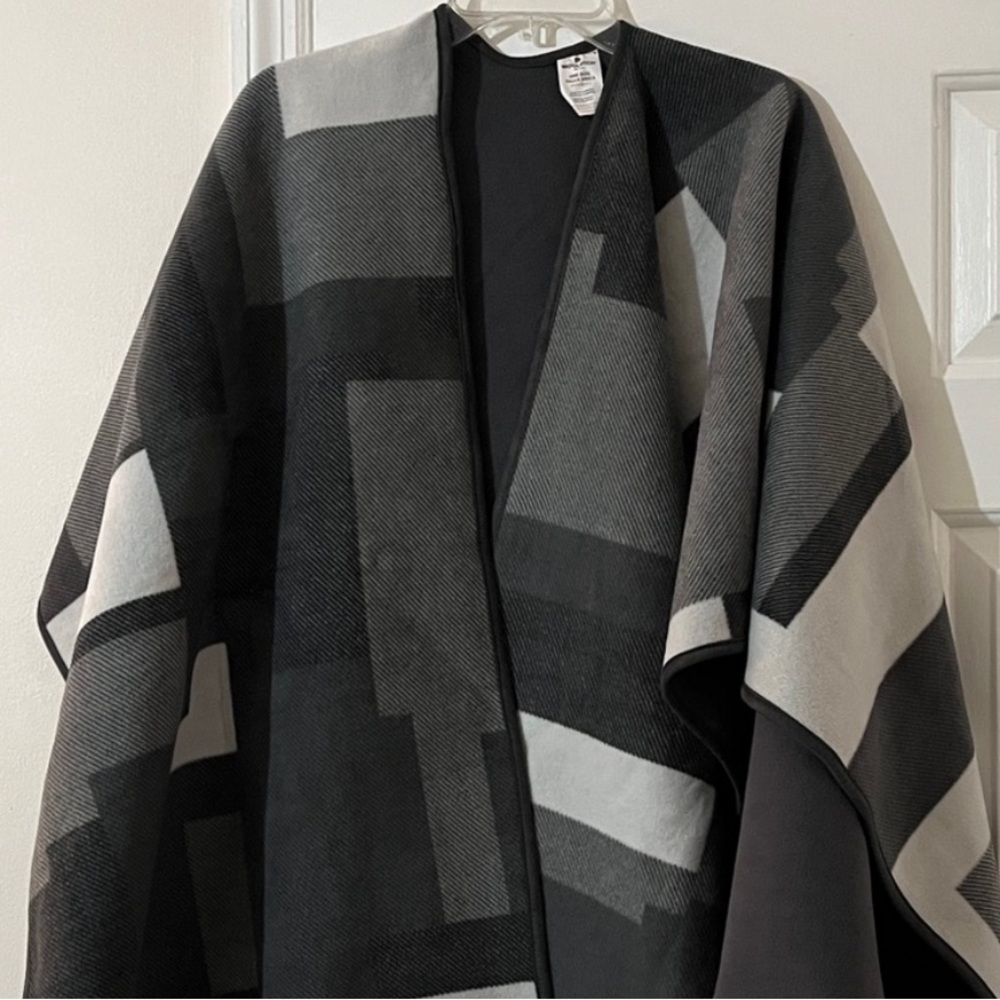 Reversible Woolrich Black & Gray Patterned Cape - Picture 7 of 15